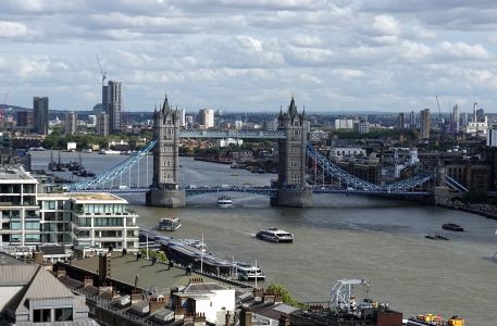 Pohled z památníku na Tower Bridge.